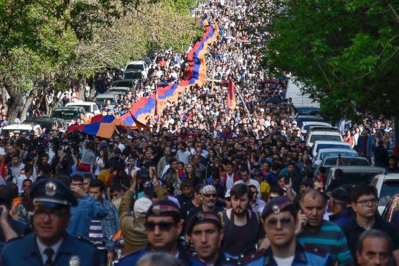 Erivan'da on binlerce protestocu sokaklarda